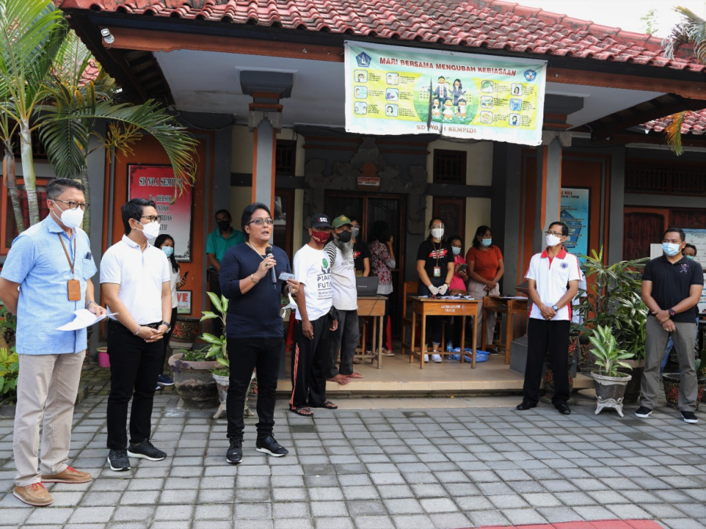 Pantau Pembagian BLT di Kecamatan Mengwi, Abiansemal dan Petang, Bupati Giri Prasta Sosialisasikan Pencairan Dengan Sistem QR-Code